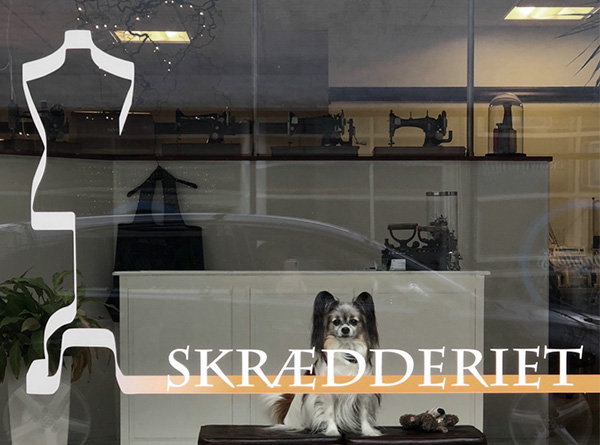 Velkommen i butikken – hos os er der både plads til præcision, personlighed og en trofast hund i vinduet